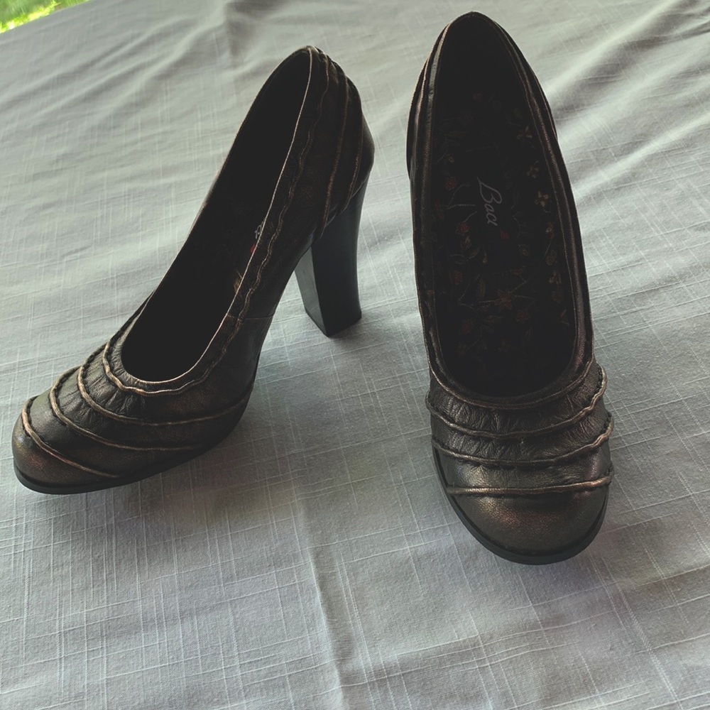 Baci Remy pumps, size 7.5 M, bronze metallic color
